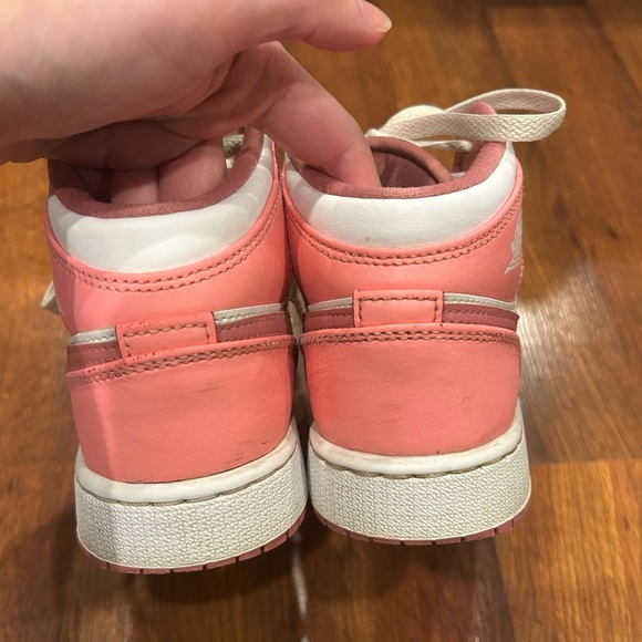 Nike Air Jordan 1 Mid Coral Chalk Valentine's Day Youth Size 4.5 Pink White - Picture 4 of 8